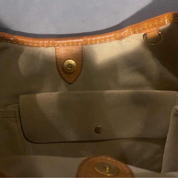 Louis Vuitton Inventeur Handbag - Picture 5 of 11